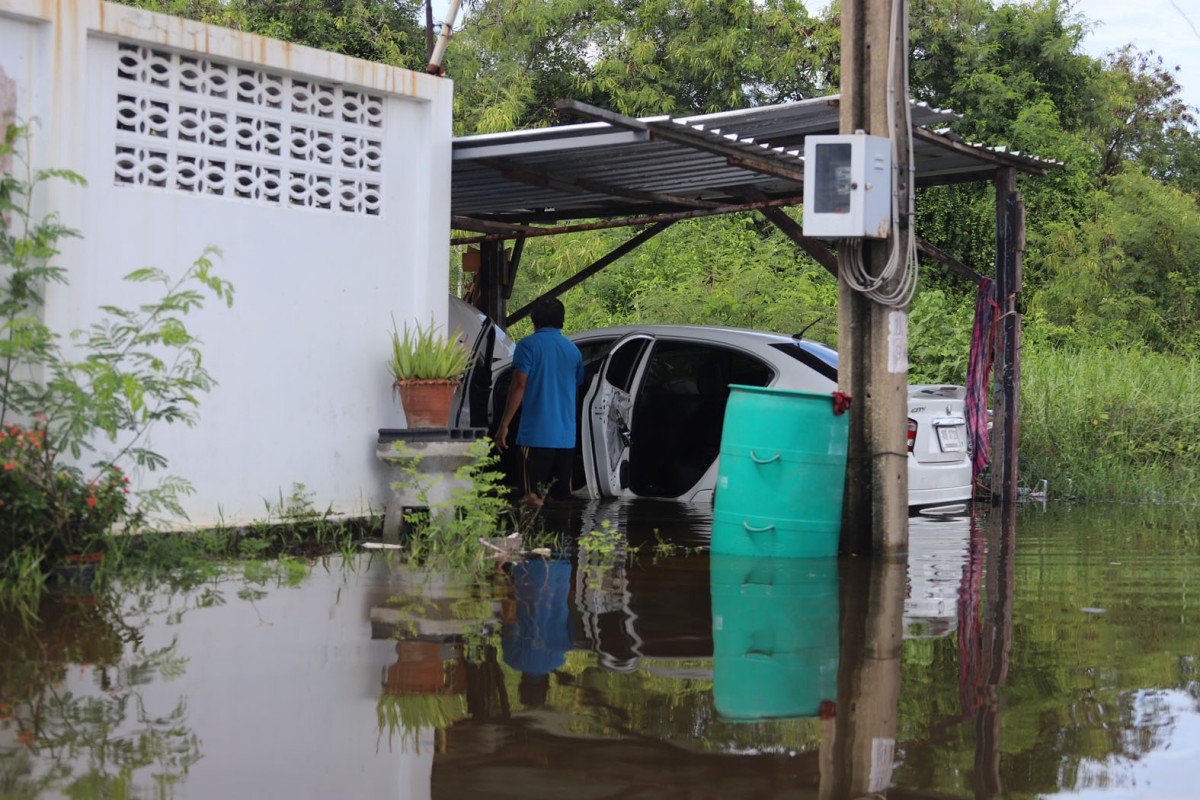 หมู่บ้านสุดอ่วม รับน้ำระบายจากนิคมบางปู ท่วมสูงถึงเอว ยังไม่มีหน่วยงานไหนช่วย