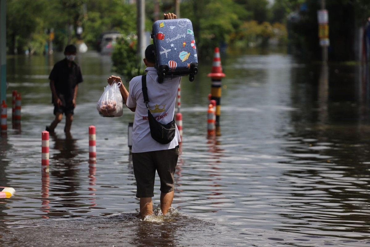 หมู่บ้านสุดอ่วม รับน้ำระบายจากนิคมบางปู ท่วมสูงถึงเอว ยังไม่มีหน่วยงานไหนช่วย