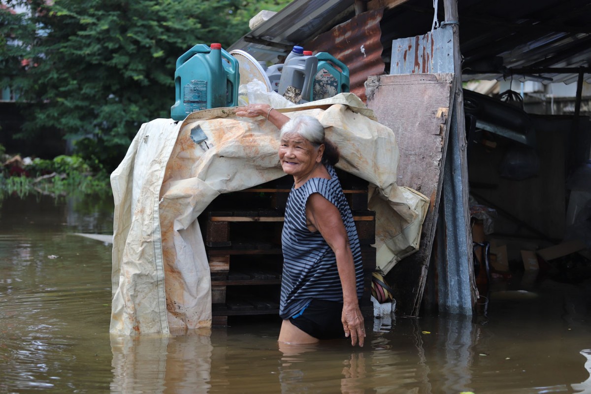 หมู่บ้านสุดอ่วม รับน้ำระบายจากนิคมบางปู ท่วมสูงถึงเอว ยังไม่มีหน่วยงานไหนช่วย