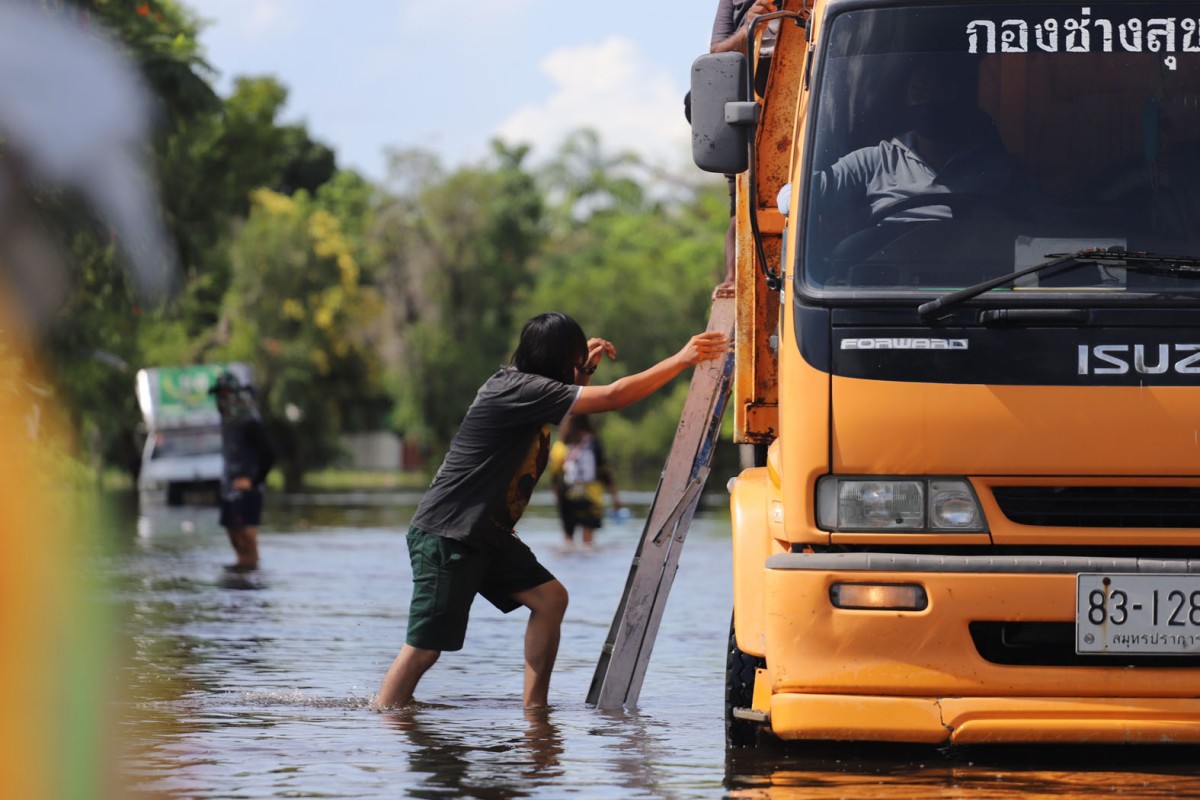 หมู่บ้านสุดอ่วม รับน้ำระบายจากนิคมบางปู ท่วมสูงถึงเอว ยังไม่มีหน่วยงานไหนช่วย