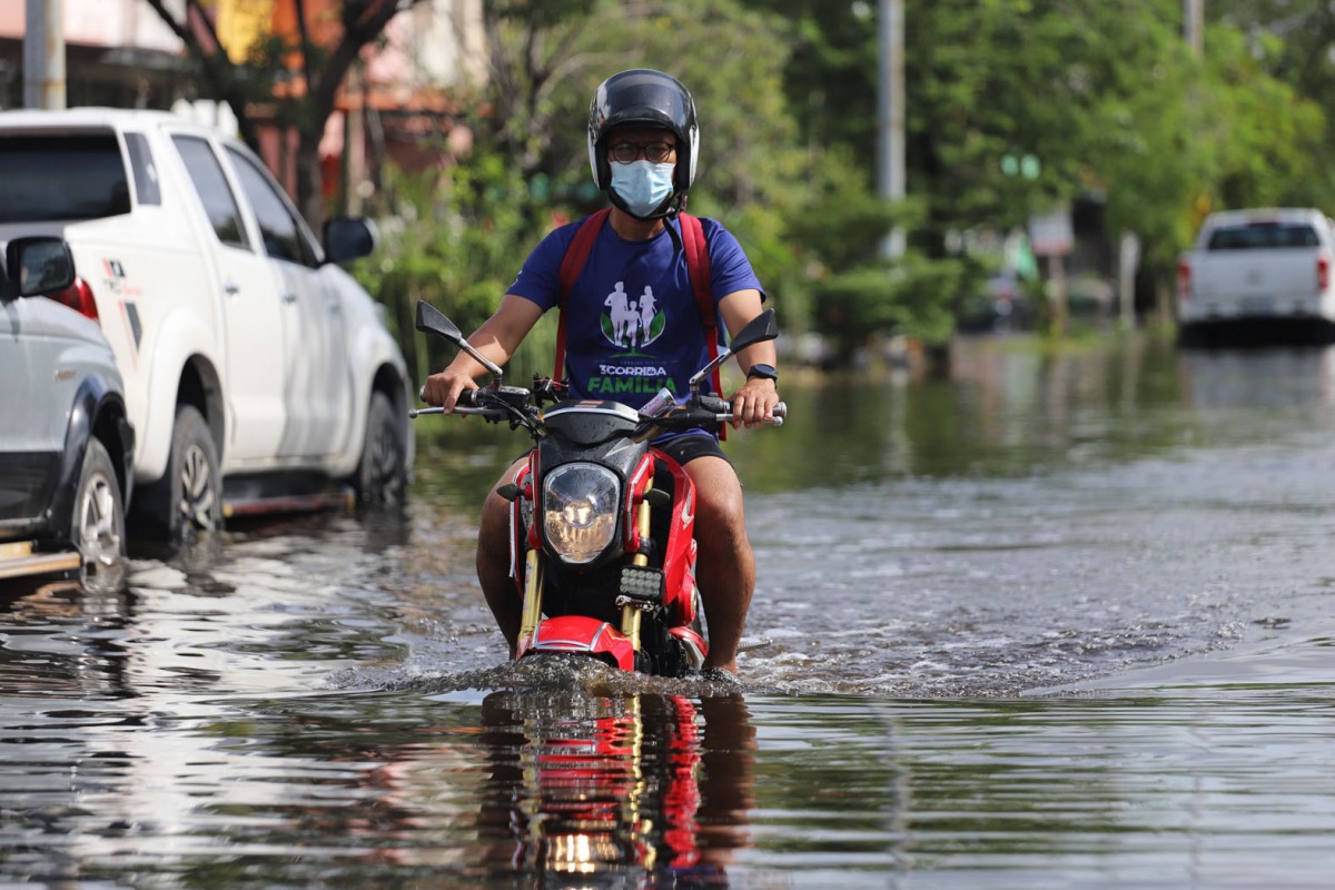 หมู่บ้านสุดอ่วม รับน้ำระบายจากนิคมบางปู ท่วมสูงถึงเอว ยังไม่มีหน่วยงานไหนช่วย