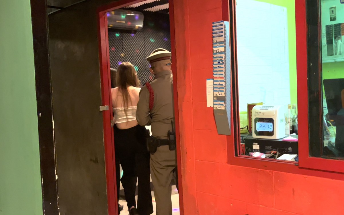 ตำรวจบุกจับร้านดังเชียงใหม่ ลอบเปิดห้องวีไอพีให้ลูกค้าจัดปาร์ตี้เมา เย้ยล็อกดาวน์