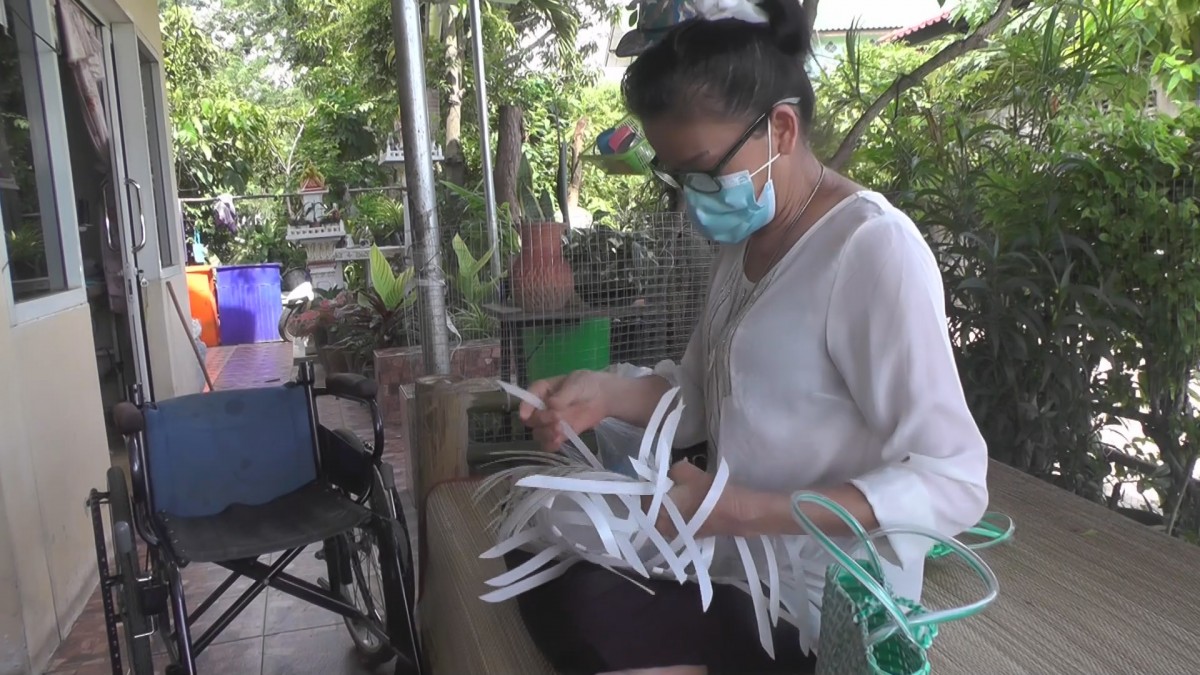 สามีภรรยาพิการ ถูกโจรสวมรอยเป็นไปรษณีย์ หลอกโอนเงิน อ้างรู้จักทนายดัง-ผกก.โจ้