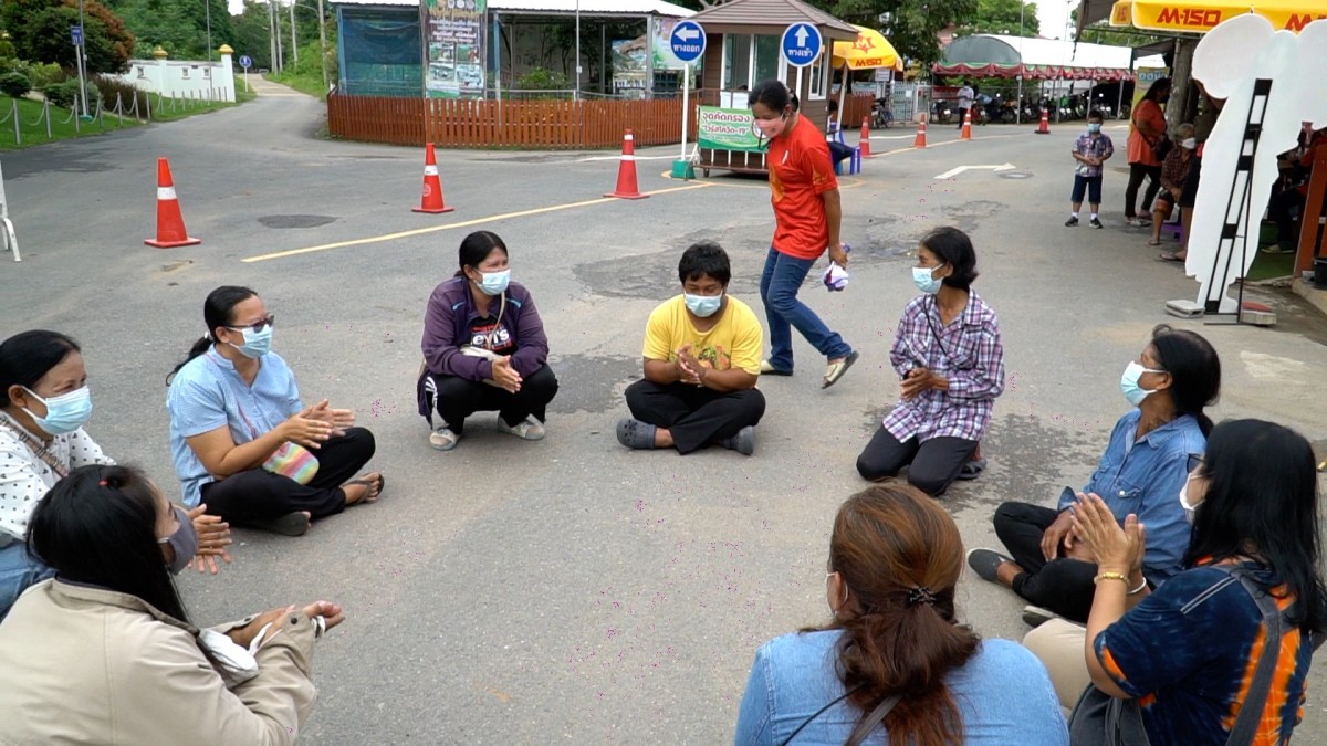 สาวดวงเฮงมาราธอนถูกหวย 25 งวดติด นำทีมแก้บน เล่นมญซ่อนผ้าถวายไอ้ส้มฉุน