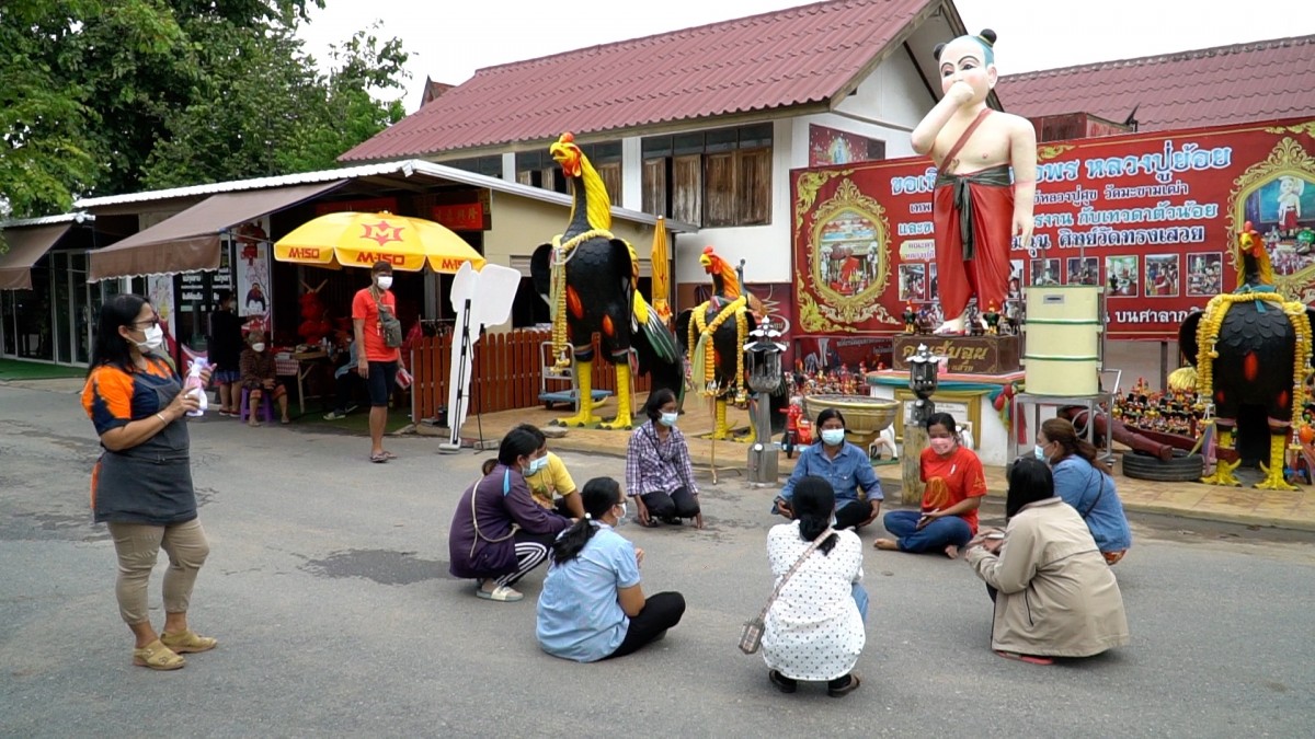 สาวดวงเฮงมาราธอนถูกหวย 25 งวดติด นำทีมแก้บน เล่นมญซ่อนผ้าถวายไอ้ส้มฉุน