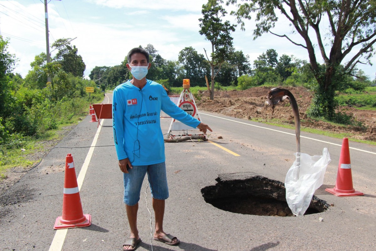 ถนนทรุดเป็นหลุมยักษ์สุดอันตราย ผ่านมานานยังไม่ซ่อม ชาวบ้านลงหลุมเซลฟี่ประชด