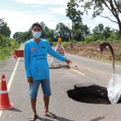 ถนนทรุดเป็นหลุมยักษ์สุดอันตราย ผ่านมานานยังไม่ซ่อม ชาวบ้านลงหลุมเซลฟี่ประชด