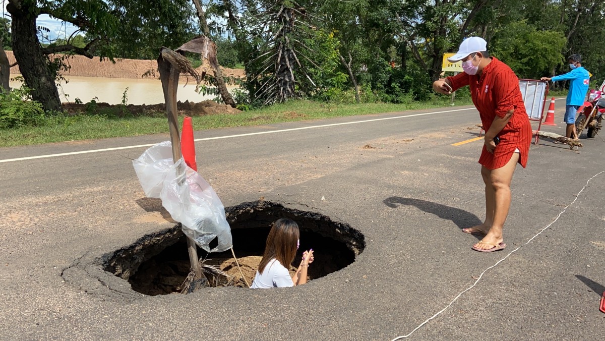 ถนนทรุดเป็นหลุมยักษ์สุดอันตราย ผ่านมานานยังไม่ซ่อม ชาวบ้านลงหลุมเซลฟี่ประชด