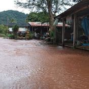 น้ำป่าสีแดงทะลักจากภูเขา ท่วมอุทยานแห่งชาติน้ำตกพาเจริญ กระจายเข้าท่วมหมู่บ้าน