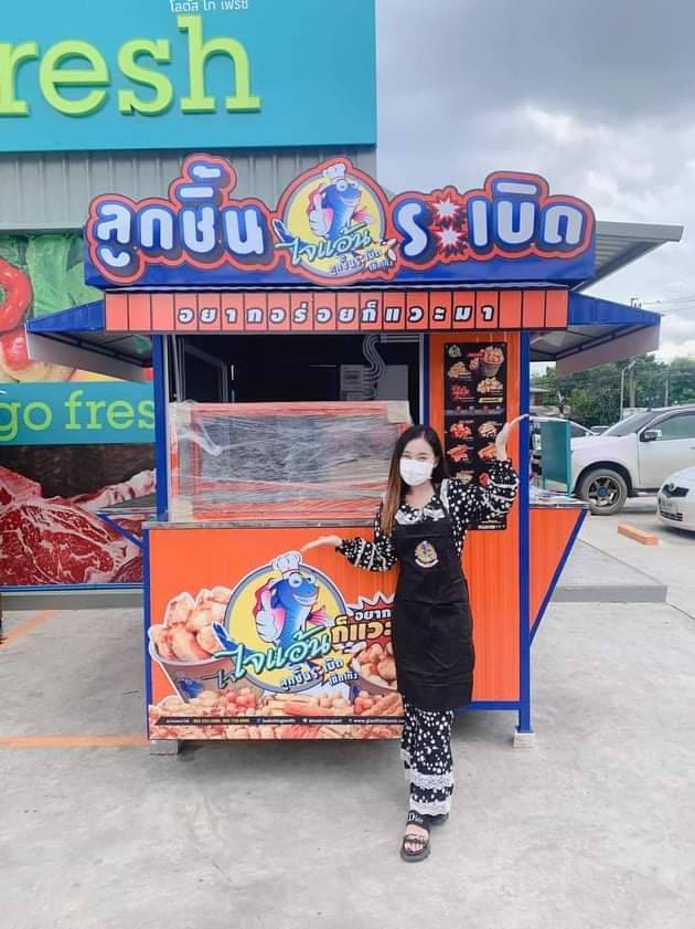 สาวเจ้าของร้านขายลูกชิ้นโพสต์คลิปร้านถูกพังเละกลางดึก พยานเห็นทหารเมาทะเลาะกัน