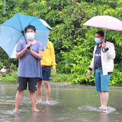 ได้ใจ แก๊งสาวสองแต่งเป็นกินรีเล่นน้ำท่วม หวังให้ฝนหยุดตก หลังน้ำหลากเข้าท่วมชุมชน