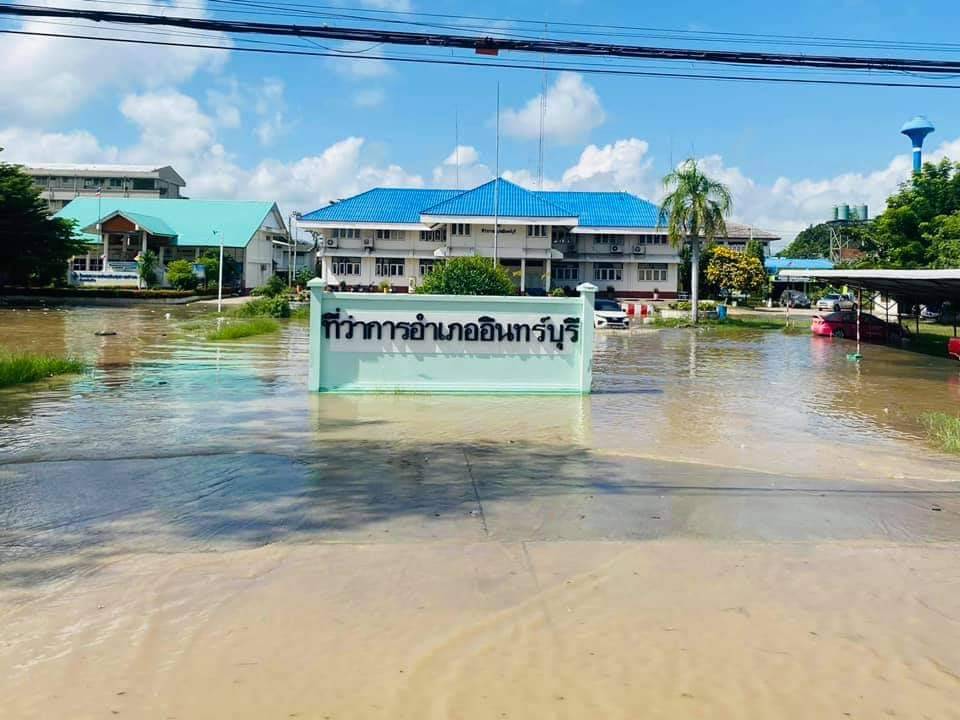 คันดินพังที่สิงห์บุรี มวลน้ำอินทร์บุรีทะลักท่วมบ้านเรือน 300 กว่าหลังในพริบตา ชาวบ้านเก็บของไปร้องไห้ไป