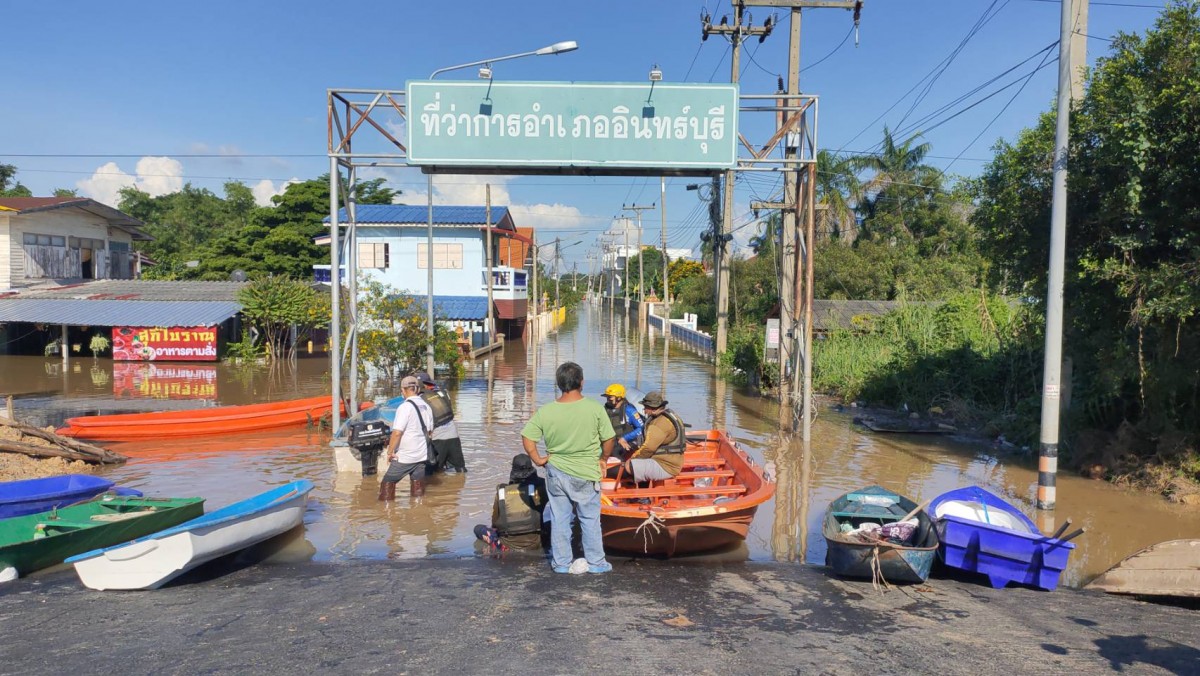 คันดินพังที่สิงห์บุรี มวลน้ำอินทร์บุรีทะลักท่วมบ้านเรือน 300 กว่าหลังในพริบตา ชาวบ้านเก็บของไปร้องไห้ไป