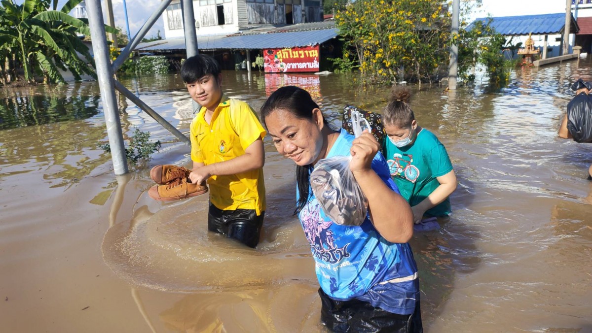 คันดินพังที่สิงห์บุรี มวลน้ำอินทร์บุรีทะลักท่วมบ้านเรือน 300 กว่าหลังในพริบตา ชาวบ้านเก็บของไปร้องไห้ไป