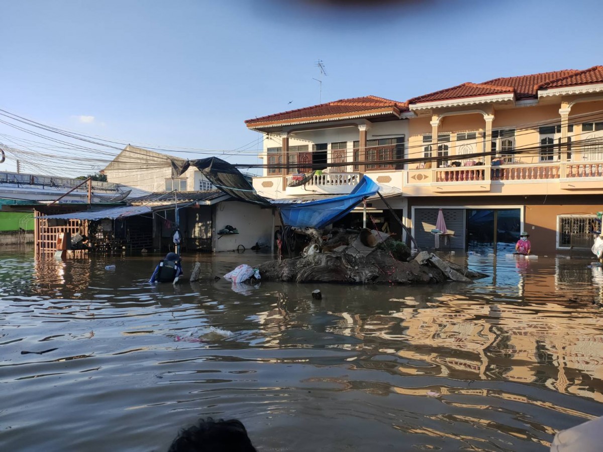 คันดินพังที่สิงห์บุรี มวลน้ำอินทร์บุรีทะลักท่วมบ้านเรือน 300 กว่าหลังในพริบตา ชาวบ้านเก็บของไปร้องไห้ไป