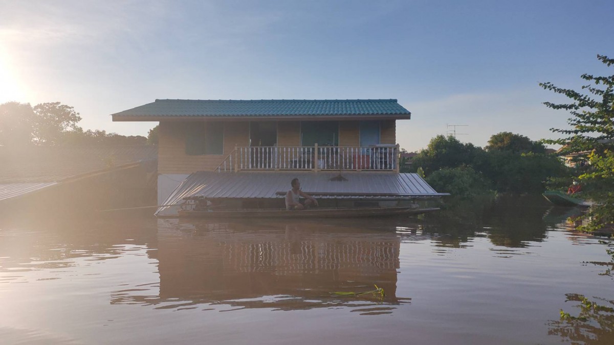 คันดินพังที่สิงห์บุรี มวลน้ำอินทร์บุรีทะลักท่วมบ้านเรือน 300 กว่าหลังในพริบตา ชาวบ้านเก็บของไปร้องไห้ไป