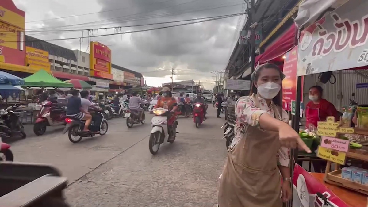 1-ผีขับรถพุ่งชนร้านถั่วปั่น 5 สี เจ้าของร้านงงเปิดดูไม่มีคนขับ