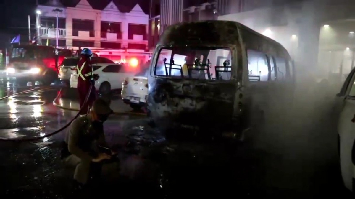 ระทึกกลางดึก ไฟไหม้รถในโรงแรมเมืองอุบล รถตู้ รถเก๋ง กระบะ ไหม้วอด 3 คัน