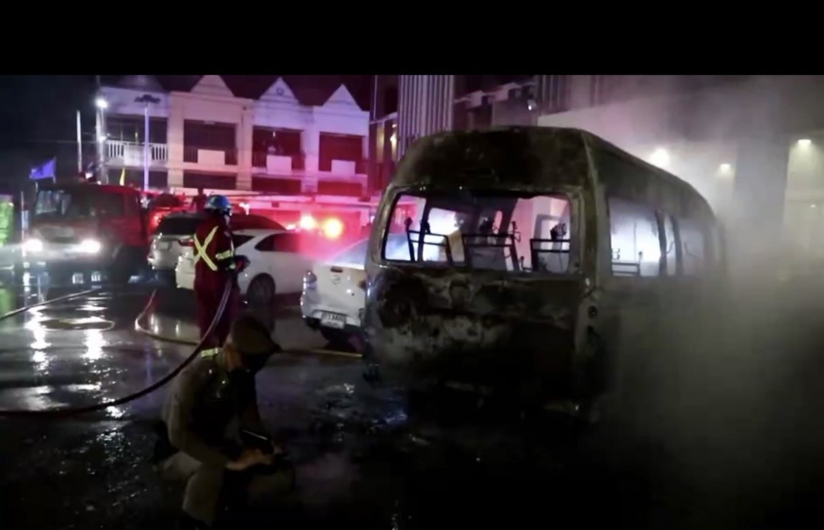 ระทึกกลางดึก ไฟไหม้รถในโรงแรมเมืองอุบล รถตู้ รถเก๋ง กระบะ ไหม้วอด 3 คัน