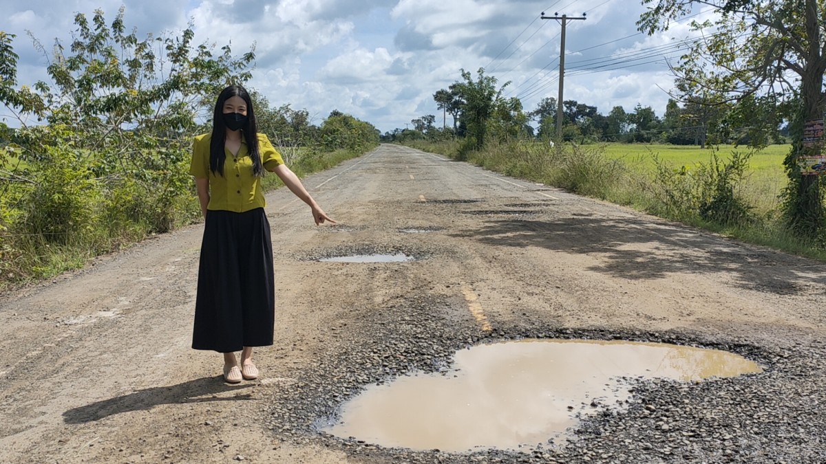 ครูสาวโวยเดือด ถนนสุดห่วยทำพ่อขับรถตกหลุม พวงมาลัยกระแทกจนไตฉีก