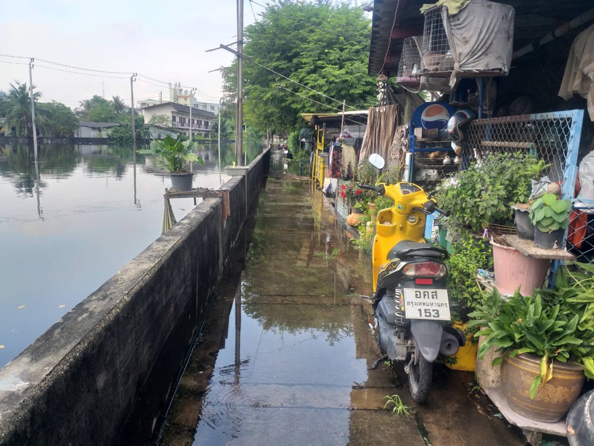 1-น้ำทะเลหนุนสูงทะลักเข้าท่วมถนนและตลาดและวัดที่ตั้งอยู่ริมแม่น้ำเจ้าพระยา