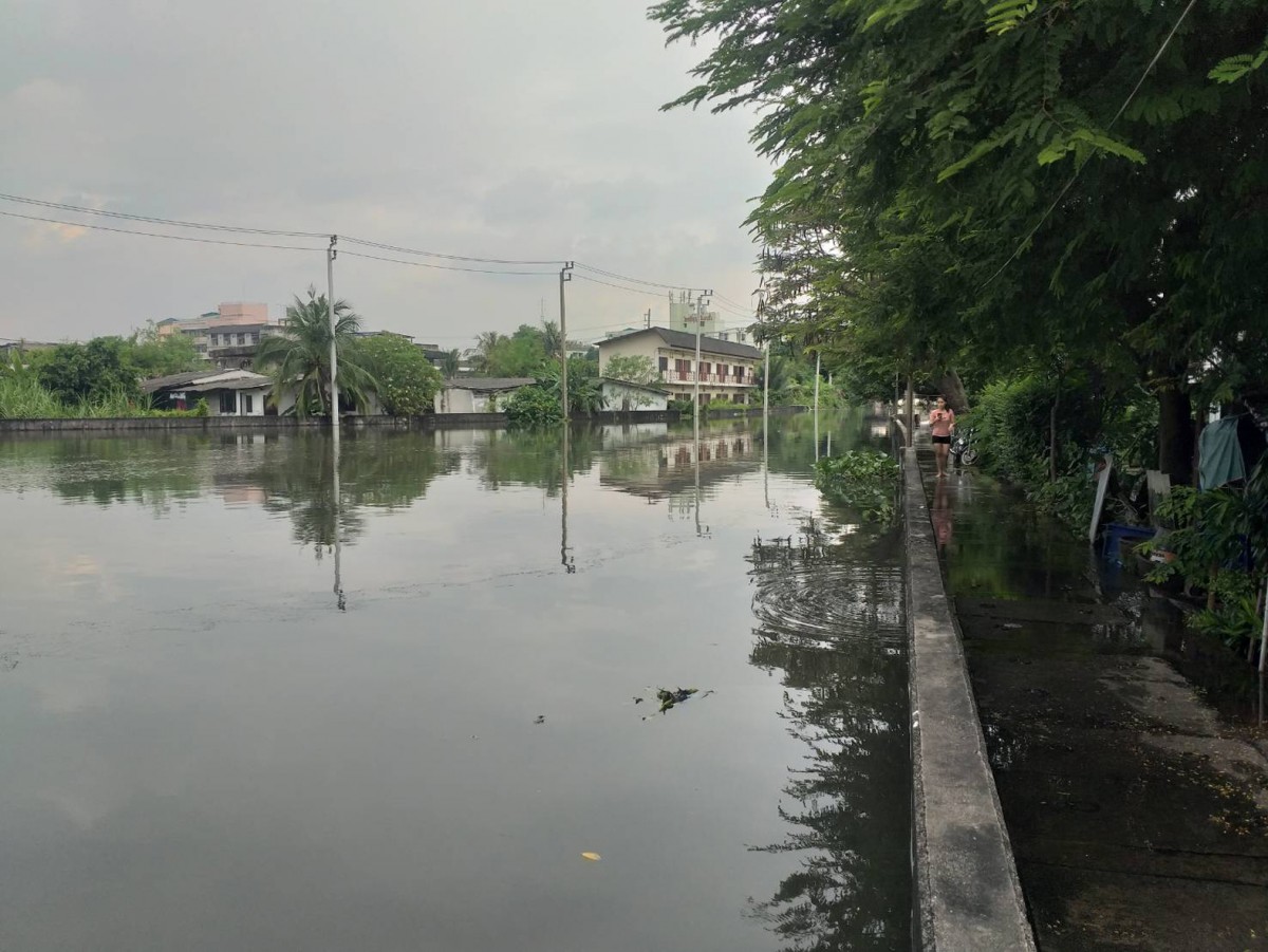 1-น้ำทะเลหนุนสูงทะลักเข้าท่วมถนนและตลาดและวัดที่ตั้งอยู่ริมแม่น้ำเจ้าพระยา