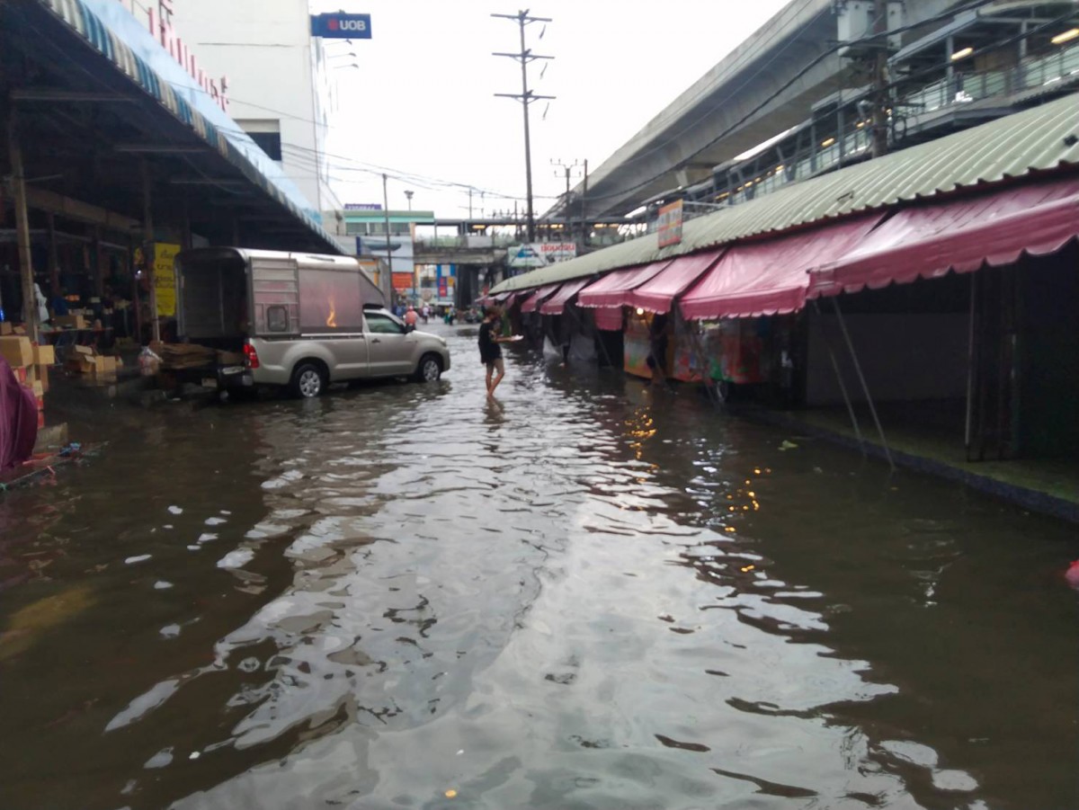 1-น้ำทะเลหนุนสูงทะลักเข้าท่วมถนนและตลาดและวัดที่ตั้งอยู่ริมแม่น้ำเจ้าพระยา