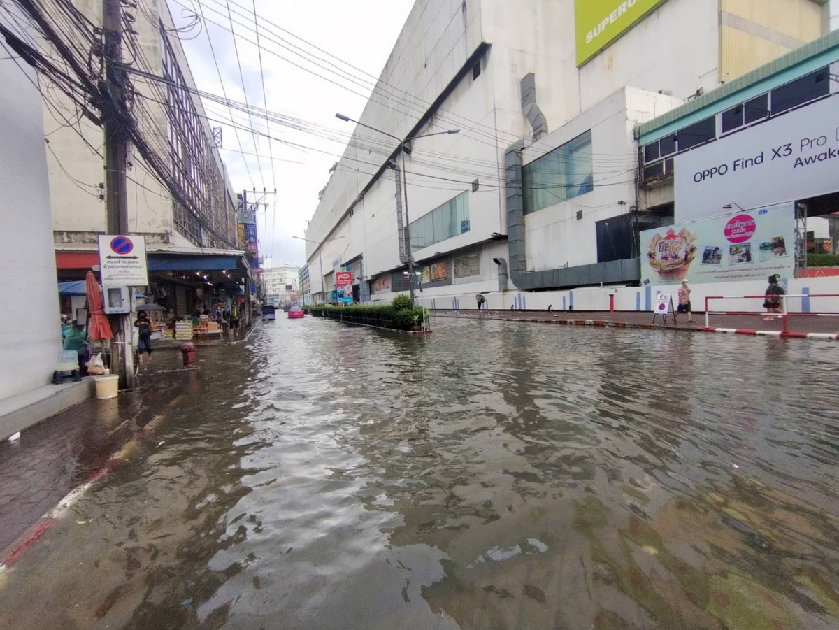 1-น้ำทะเลหนุนสูงทะลักเข้าท่วมถนนและตลาดและวัดที่ตั้งอยู่ริมแม่น้ำเจ้าพระยา