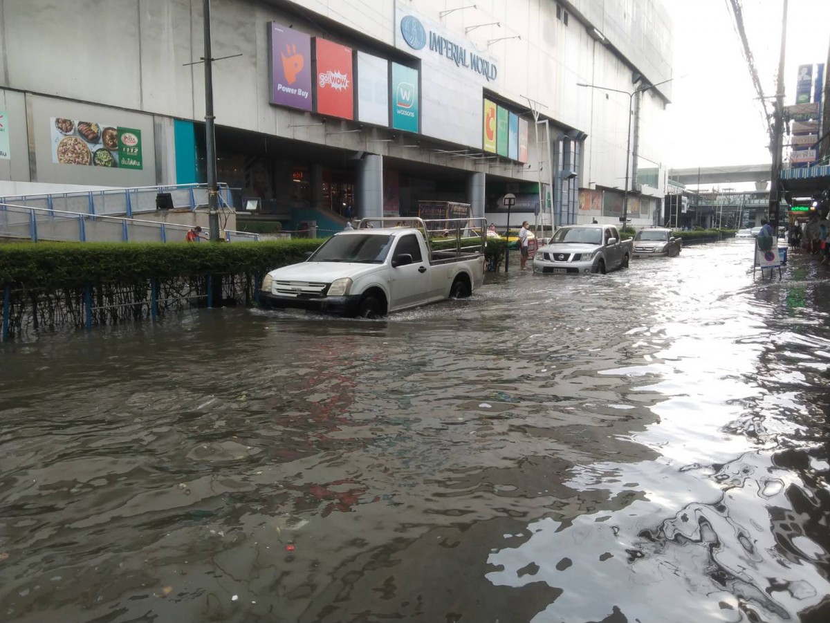 1-น้ำทะเลหนุนสูงทะลักเข้าท่วมถนนและตลาดและวัดที่ตั้งอยู่ริมแม่น้ำเจ้าพระยา