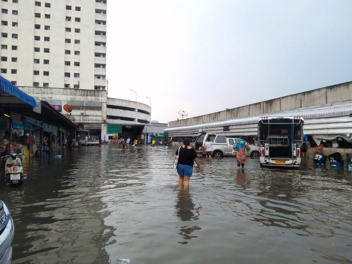 1-น้ำทะเลหนุนสูงทะลักเข้าท่วมถนนและตลาดและวัดที่ตั้งอยู่ริมแม่น้ำเจ้าพระยา