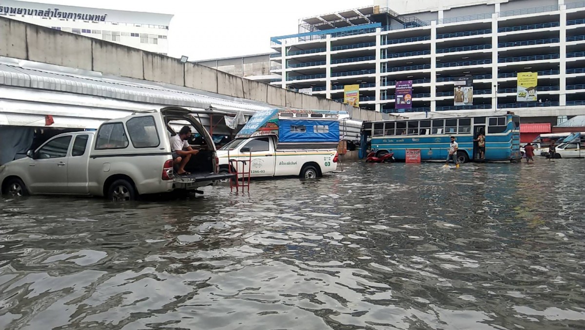 1-น้ำทะเลหนุนสูงทะลักเข้าท่วมถนนและตลาดและวัดที่ตั้งอยู่ริมแม่น้ำเจ้าพระยา