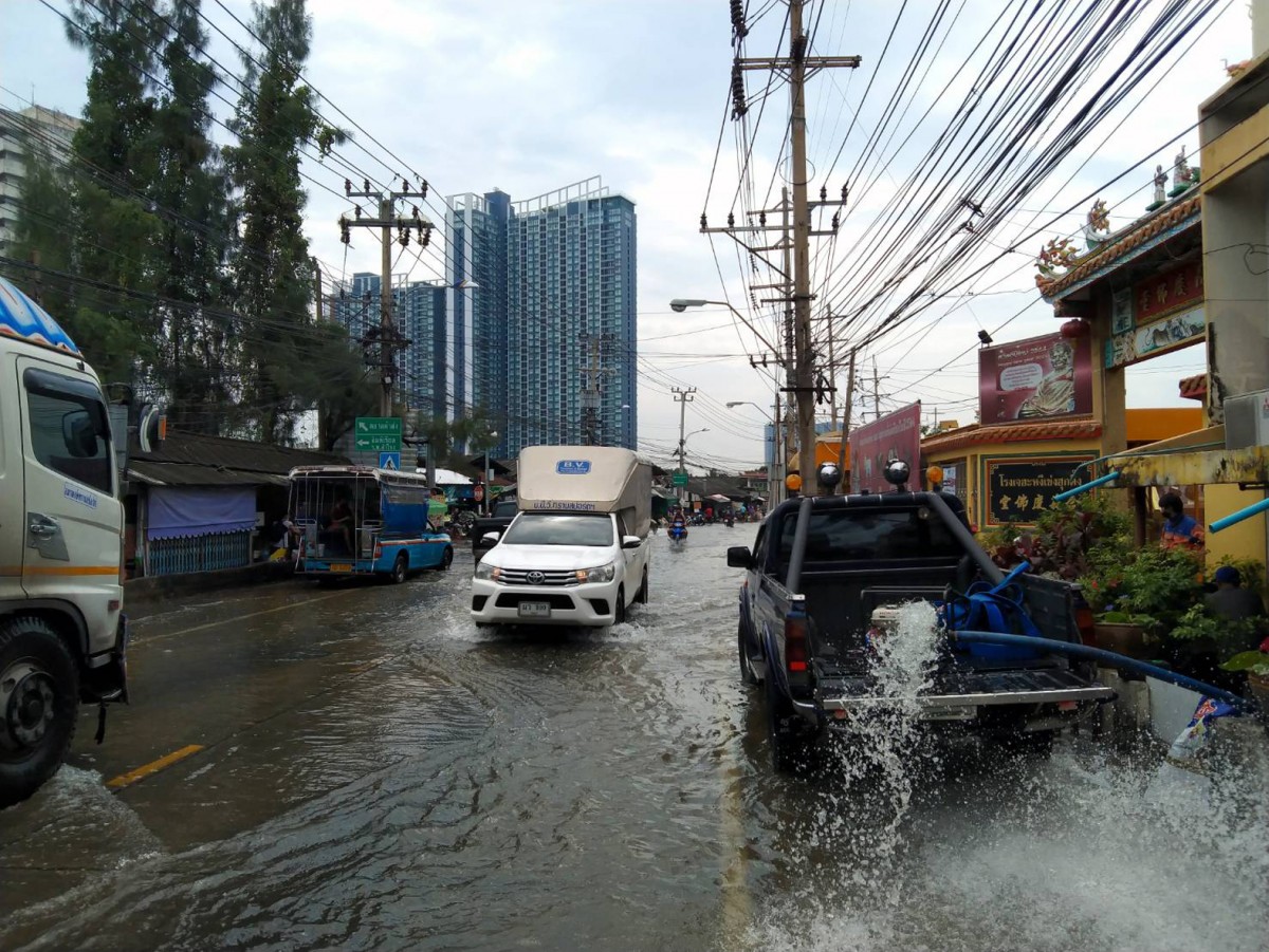 1-น้ำทะเลหนุนสูงทะลักเข้าท่วมถนนและตลาดและวัดที่ตั้งอยู่ริมแม่น้ำเจ้าพระยา