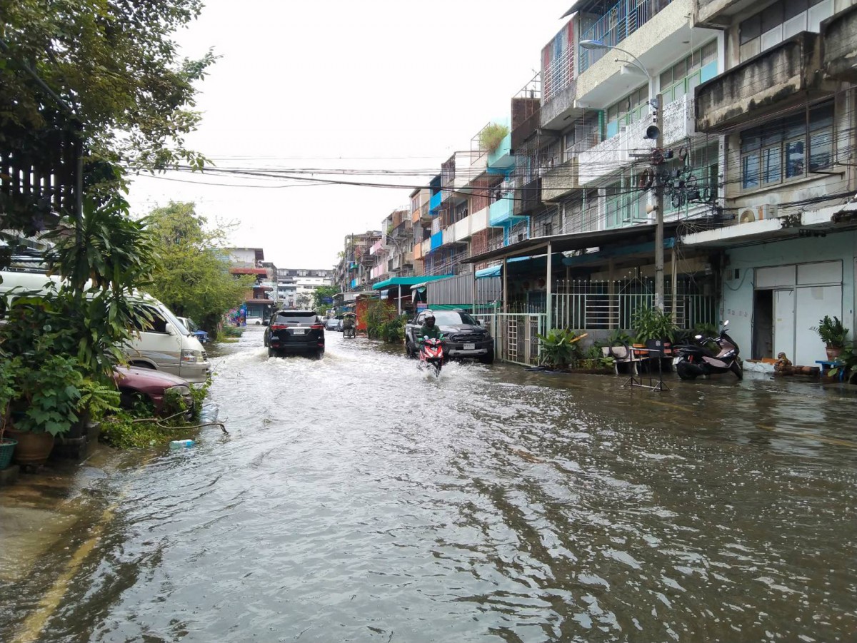 1-น้ำทะเลหนุนสูงทะลักเข้าท่วมถนนและตลาดและวัดที่ตั้งอยู่ริมแม่น้ำเจ้าพระยา