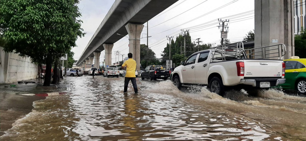 1-น้ำทะเลหนุนสูงทะลักเข้าท่วมถนนและตลาดและวัดที่ตั้งอยู่ริมแม่น้ำเจ้าพระยา