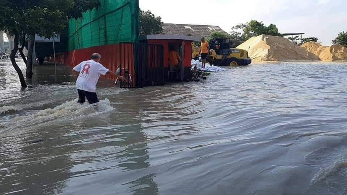 1-น้ำทะเลหนุนสูงทะลักเข้าท่วมถนนและตลาดและวัดที่ตั้งอยู่ริมแม่น้ำเจ้าพระยา