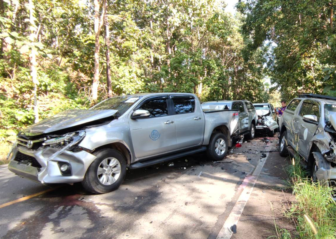 1-เกิดอุบัติเหตุรถเก๋งแซงรถบรรทุกพ่วงไม่พ้น ขับสวนทางเข้าหารถในขบวนเตรียมรับเสด็จ ชนได้รับความเสียหาย 7  คัน