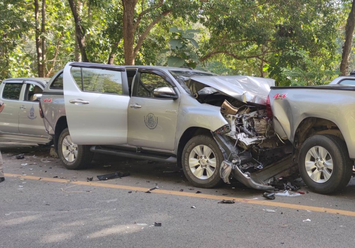 1-เกิดอุบัติเหตุรถเก๋งแซงรถบรรทุกพ่วงไม่พ้น ขับสวนทางเข้าหารถในขบวนเตรียมรับเสด็จ ชนได้รับความเสียหาย 7  คัน