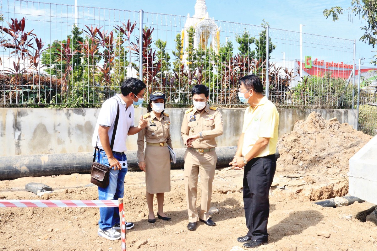 1-นายอำเภอ นายกเมืองสัตหีบ ตรวจสอบเสาไฟ ทะลุกลางสะพานลอย