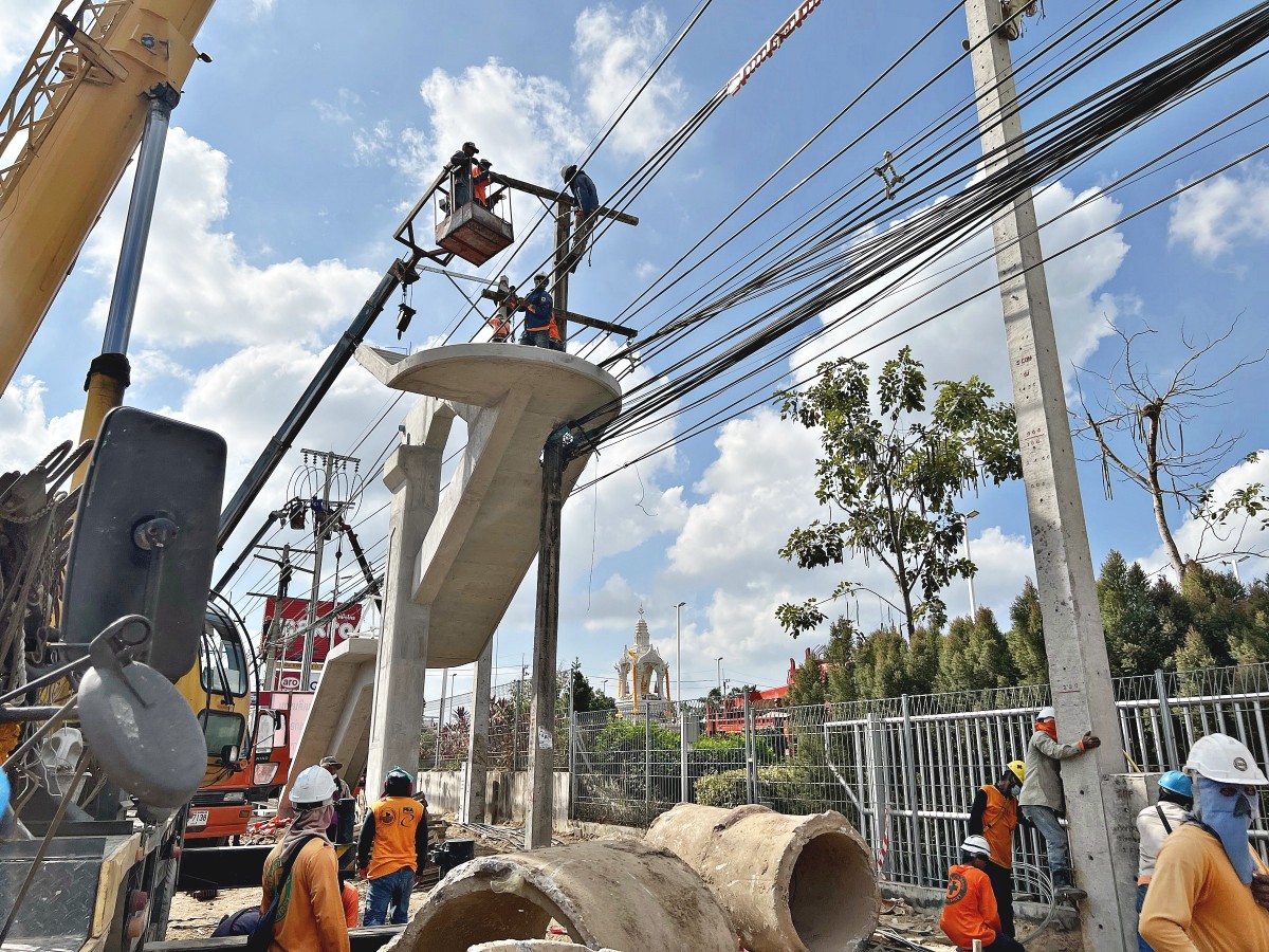 ย้ายแล้ว เสาไฟทะลุกลางสะพานลอยสัตหีบ