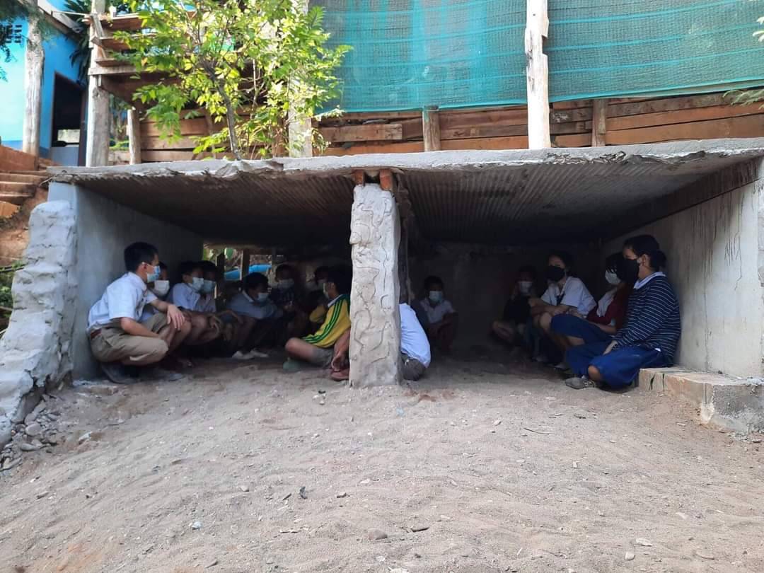 1-โรงเรียนบ้านท่าตาฝั่ง สร้างหลุมหลบภัยรับมือการสู้รบ