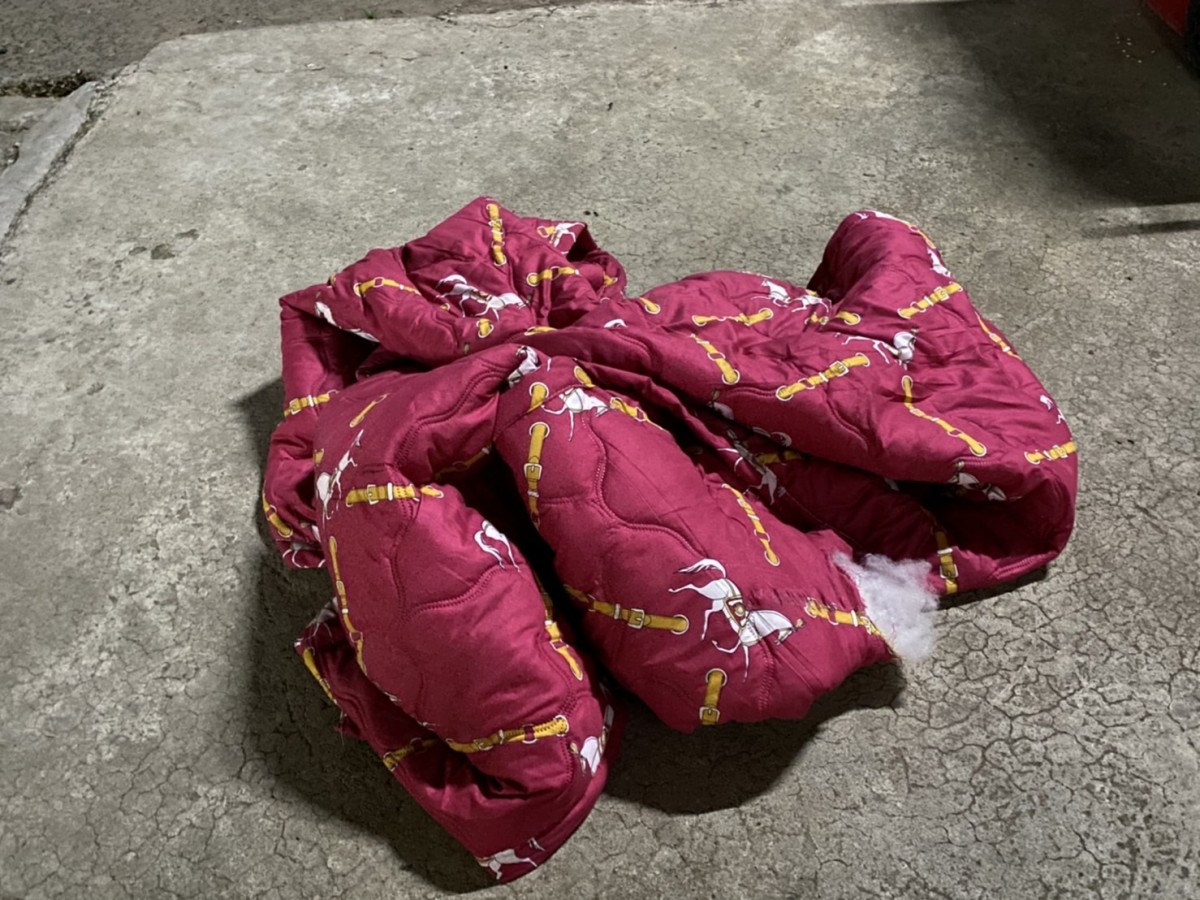บุรีรัมย์สลดลุงวัย 71 นั่งกระบะท้ายกลับบ้านปีใหม่ผ้าห่มปลิวตกลงไปเก็บถูกเก๋งพุ่งชนร่างเละขาขาด 2 ข้างดับสยอง