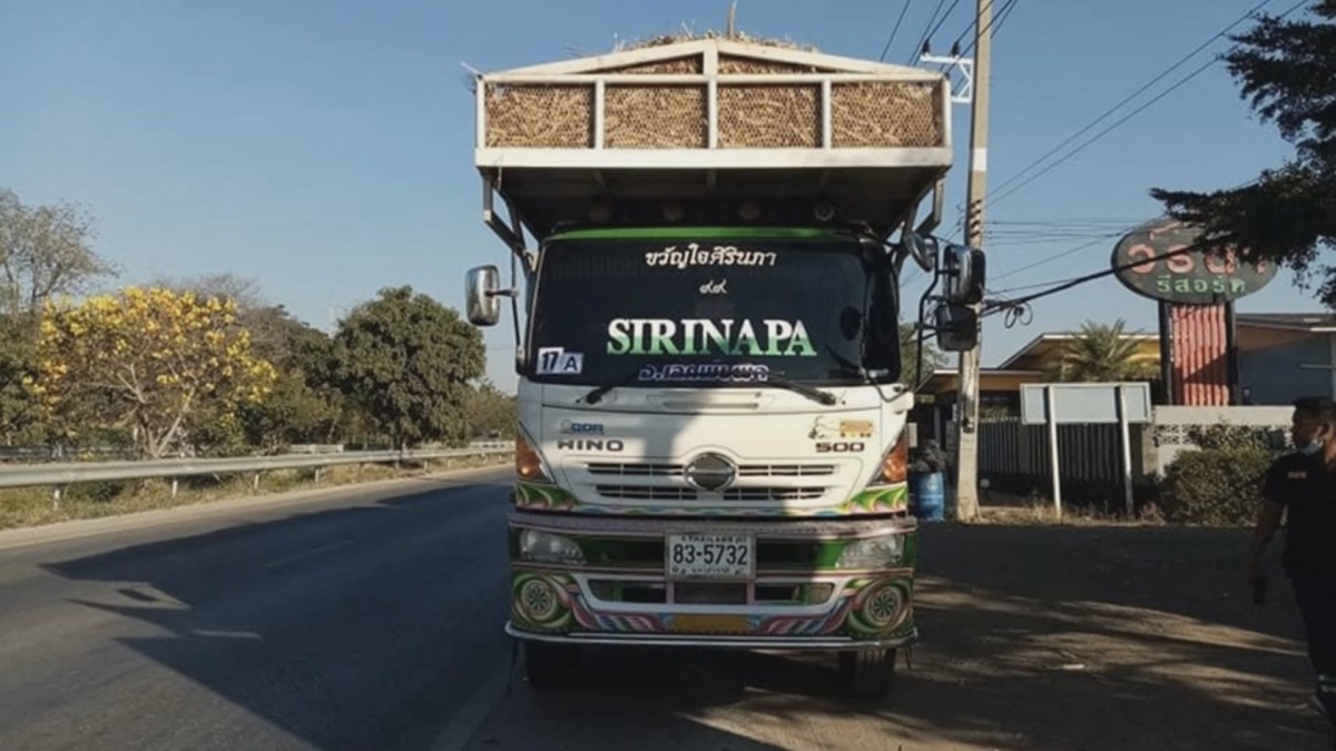 หนุ่มโชคร้าย ขี่รถมาดีๆ ถูกล้อรถบรรทุกหลุดกลิ้งใส่ อาการสาหัส เลือดออกในสมอง