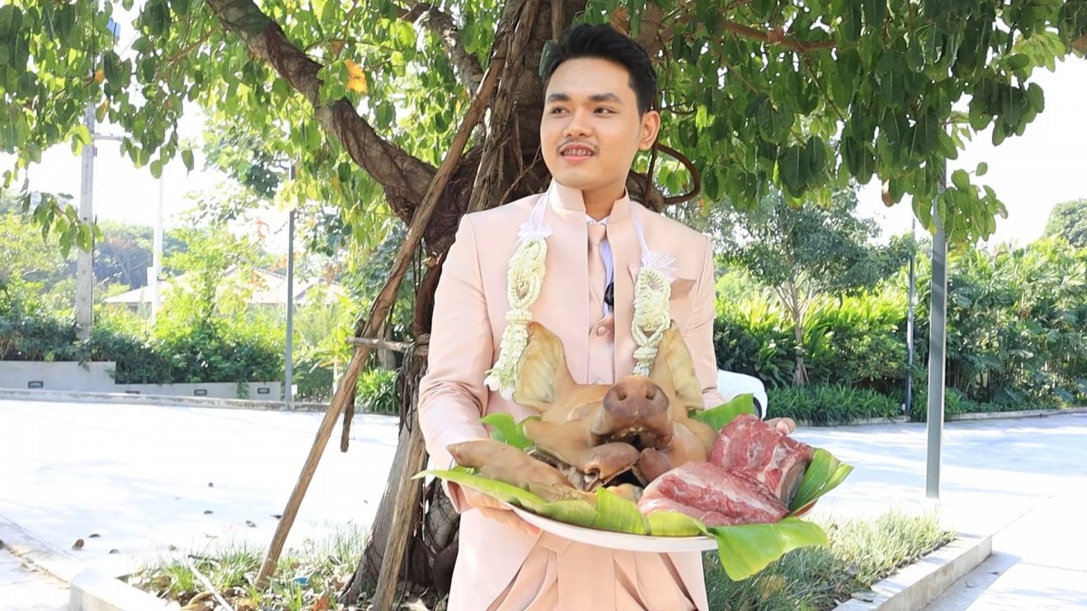 สินสอดแพงมากแม่ หนุ่มหอบเงิน 1 ล้านพร้อมหัวหมู 20 โล ขอแต่งแฟนสาวสองชื่นมื่น