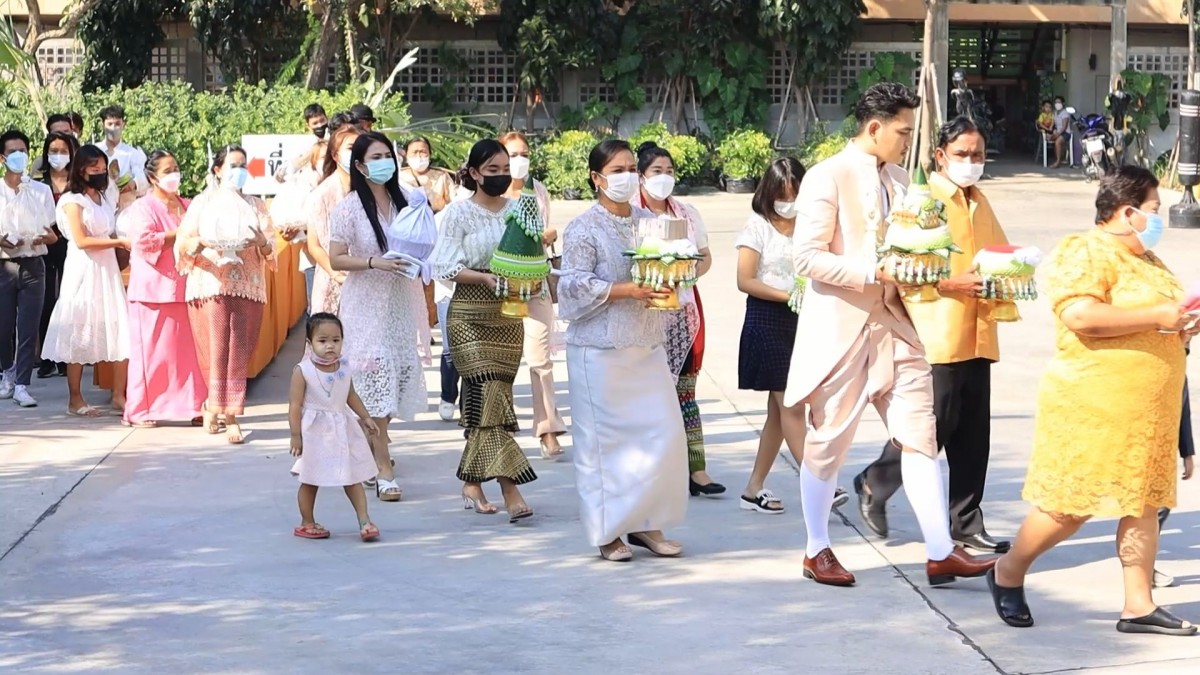 สินสอดแพงมากแม่ หนุ่มหอบเงิน 1 ล้านพร้อมหัวหมู 20 โล ขอแต่งแฟนสาวสองชื่นมื่น