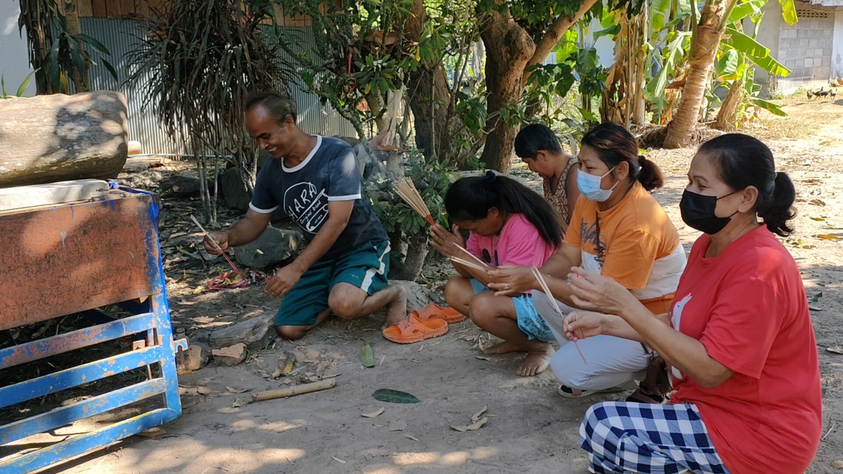 ชาวบุรีรัมย์แห่ไหว้ไม้กลายเป็นหิน ลือกันว่า เห็นแสงประหลาดตอนกลางคืน ขอโชคลาภกันคึกคัก