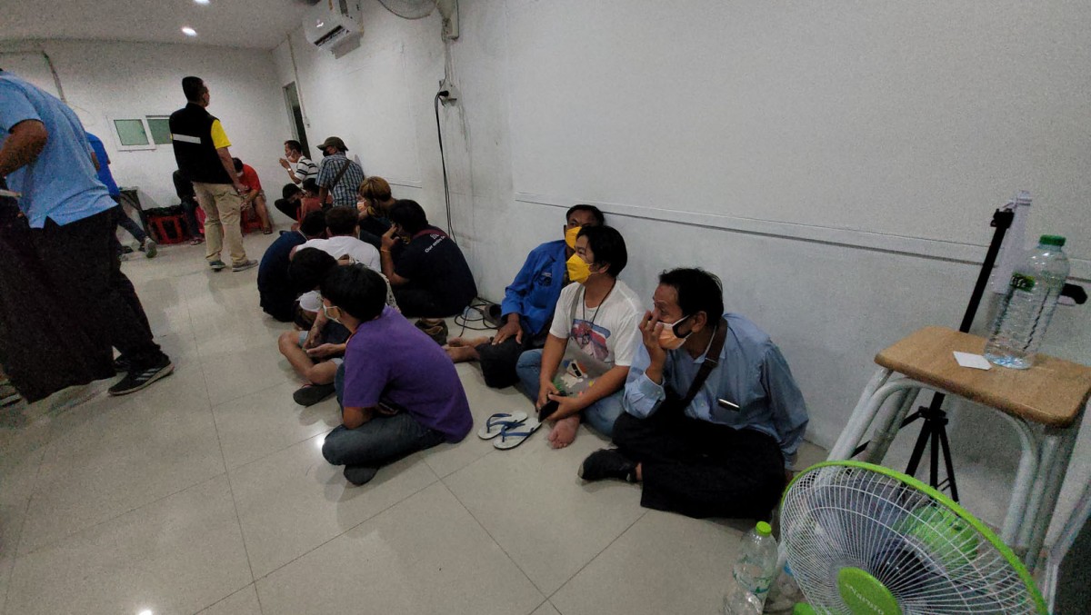 ตำรวจ บก.ปปป. บุกทลายบ่อนไฮโล กลางชุมชนไทยประกันท้องที่บางเสาธงรวบ 43 นักพนัน