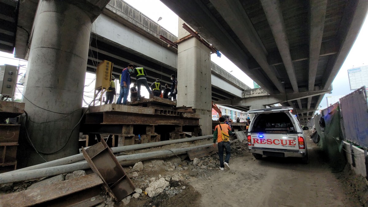 หัวหน้าเซอร์เวร์เดินตรวจงานรางสายไฟของรถไฟฟ้า เหยียบรางไม่ได้ขันน็อตตกลงมากว่า 20 เมตร ดับ