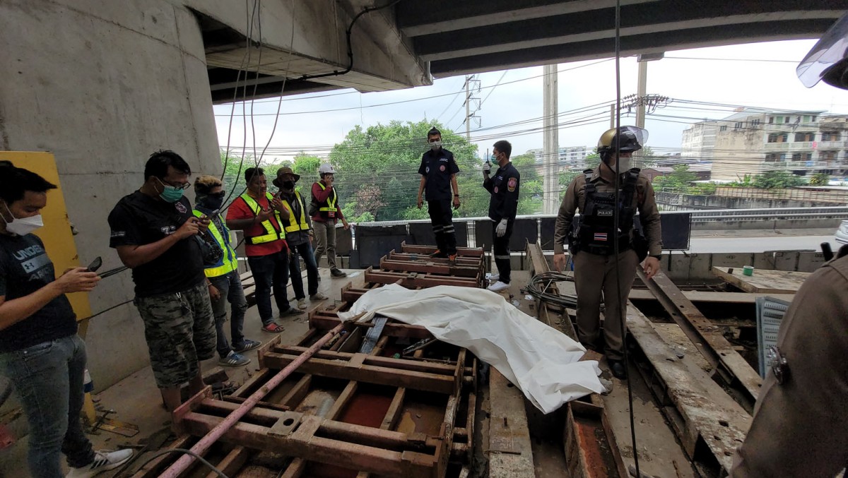 หัวหน้าเซอร์เวร์เดินตรวจงานรางสายไฟของรถไฟฟ้า เหยียบรางไม่ได้ขันน็อตตกลงมากว่า 20 เมตร ดับ