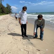 1-สะดุ้งคราบน้ำมันโผล่หาดแหลมแม่พิมพ์