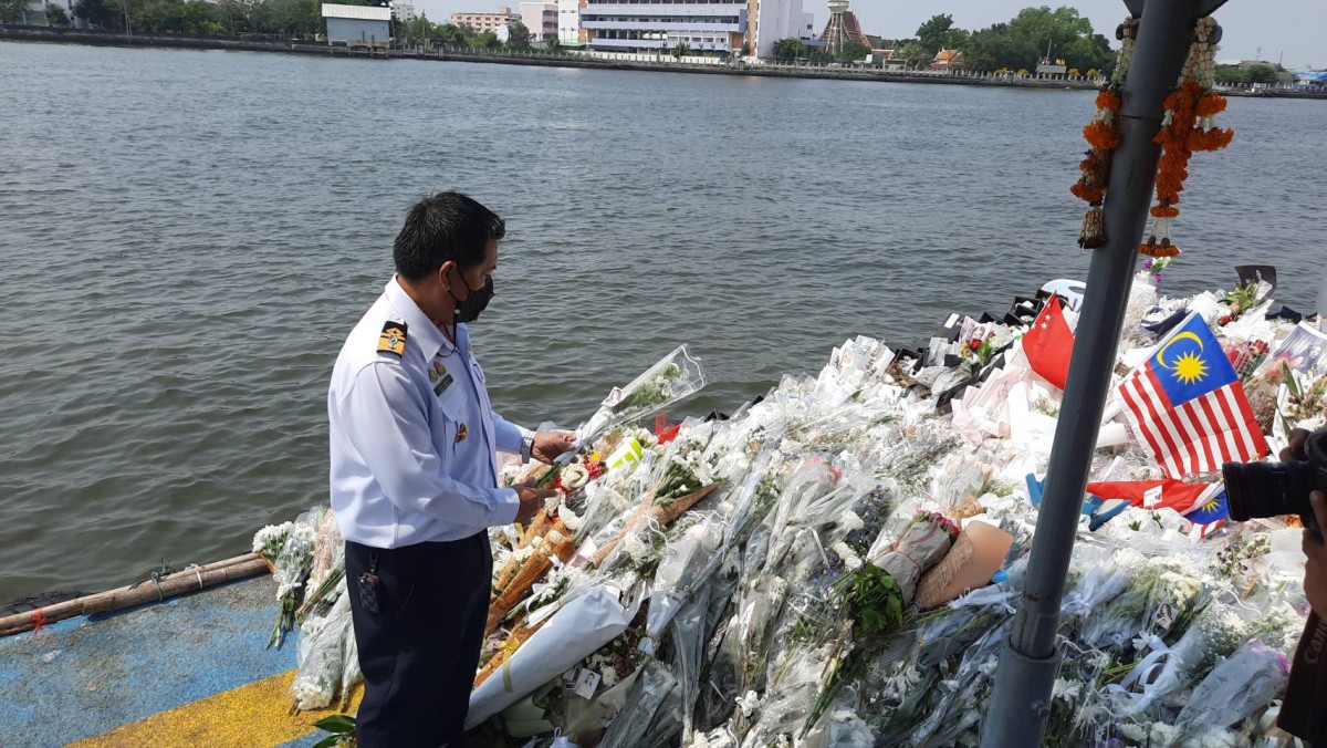 เจ้าหน้าที่จัดที่วางดอกไม้ไว้อาลัยแตงโม จัดระเบียบโป๊ะเรือหวั่นประชาชนเสี่ยงอุบัติเหตุ